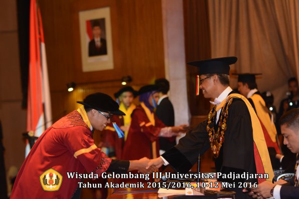 Wisuda Unpad Gel III TA 2015_2016  Fakultas Keperawatan oleh Rektor 032