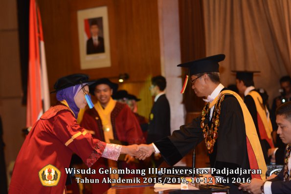 Wisuda Unpad Gel III TA 2015_2016  Fakultas Keperawatan oleh Rektor 033