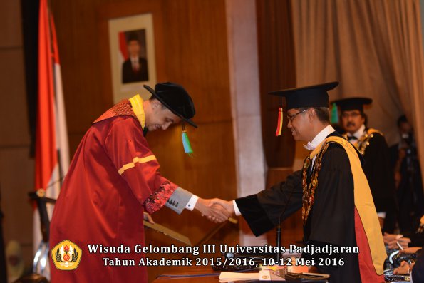 Wisuda Unpad Gel III TA 2015_2016  Fakultas PIK oleh Rektor  029