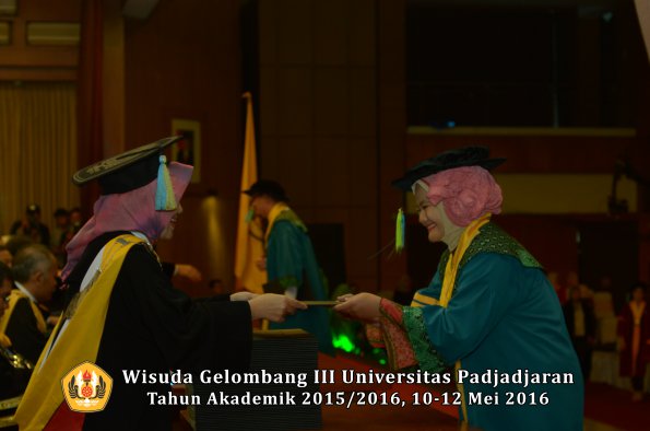 Wisuda Unpad Gel III TA 2015_2016  Fakultas Farmasi oleh Dekan  002