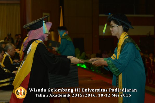 Wisuda Unpad Gel III TA 2015_2016  Fakultas Farmasi oleh Dekan  005