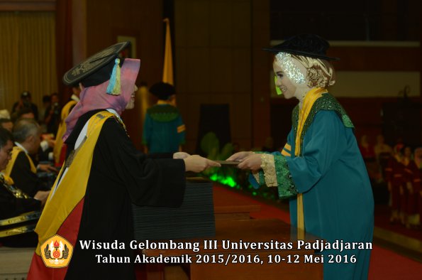 Wisuda Unpad Gel III TA 2015_2016  Fakultas Farmasi oleh Dekan  006