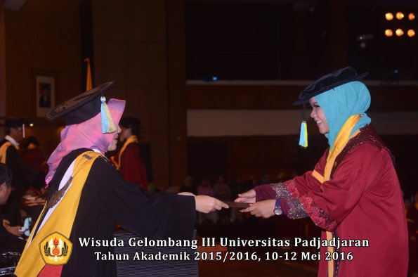 Wisuda Unpad Gel III TA 2015_2016  Fakultas Farmasi oleh Dekan  011