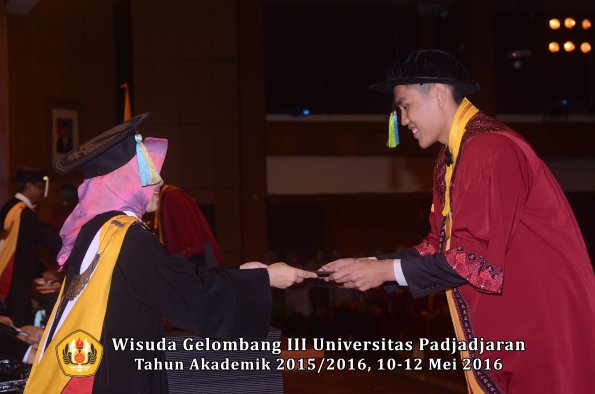 Wisuda Unpad Gel III TA 2015_2016  Fakultas Farmasi oleh Dekan  013