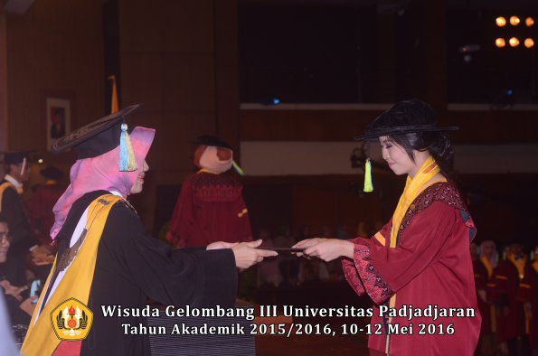 Wisuda Unpad Gel III TA 2015_2016  Fakultas Farmasi oleh Dekan  017