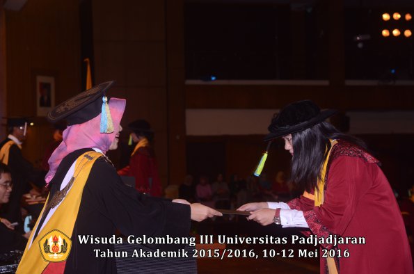 Wisuda Unpad Gel III TA 2015_2016  Fakultas Farmasi oleh Dekan  018