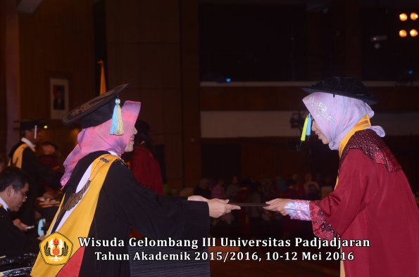 Wisuda Unpad Gel III TA 2015_2016  Fakultas Farmasi oleh Dekan  019