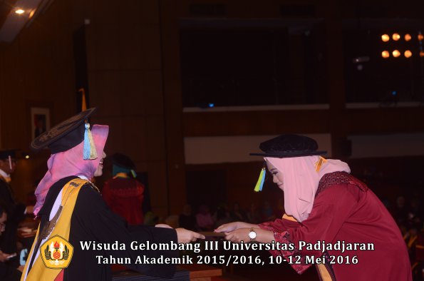 Wisuda Unpad Gel III TA 2015_2016  Fakultas Farmasi oleh Dekan  025