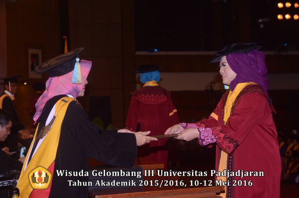 Wisuda Unpad Gel III TA 2015_2016  Fakultas Farmasi oleh Dekan  029