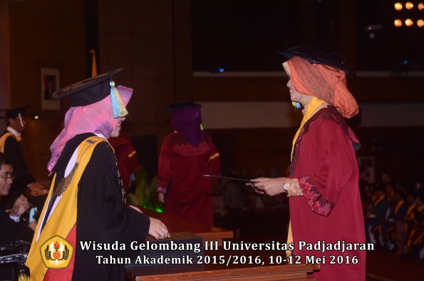 Wisuda Unpad Gel III TA 2015_2016  Fakultas Farmasi oleh Dekan  030