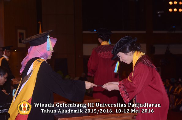 Wisuda Unpad Gel III TA 2015_2016  Fakultas Farmasi oleh Dekan  036