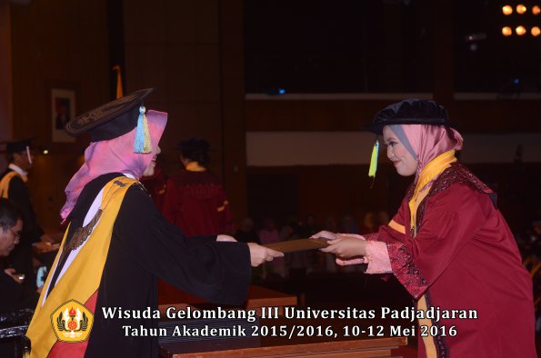 Wisuda Unpad Gel III TA 2015_2016  Fakultas Farmasi oleh Dekan  037
