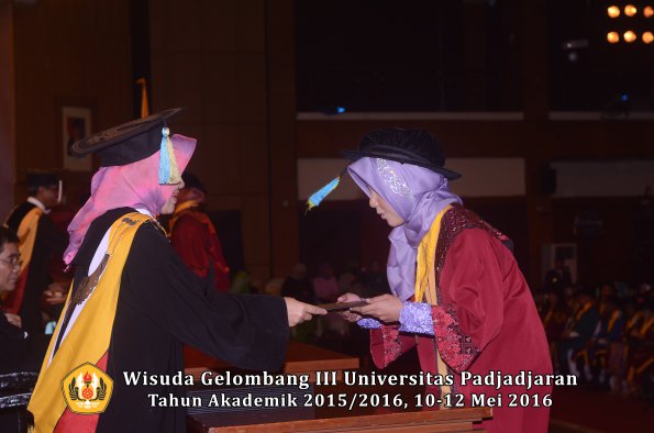 Wisuda Unpad Gel III TA 2015_2016  Fakultas Farmasi oleh Dekan  038