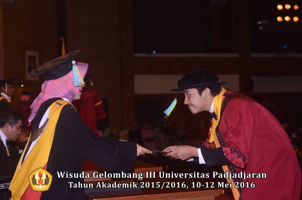Wisuda Unpad Gel III TA 2015_2016  Fakultas Farmasi oleh Dekan  045