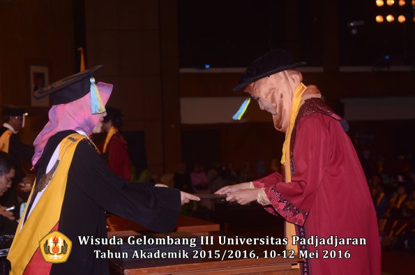 Wisuda Unpad Gel III TA 2015_2016  Fakultas Farmasi oleh Dekan  052