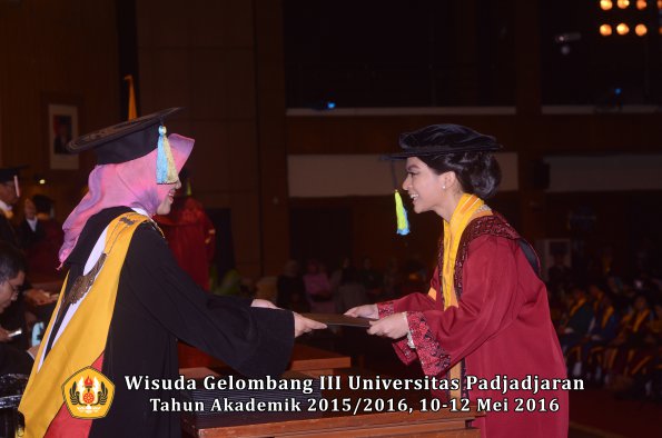 Wisuda Unpad Gel III TA 2015_2016  Fakultas Farmasi oleh Dekan  053