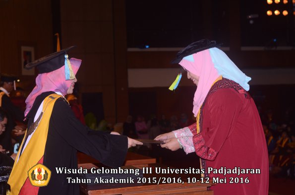Wisuda Unpad Gel III TA 2015_2016  Fakultas Farmasi oleh Dekan  054