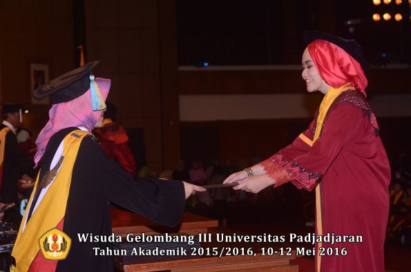 Wisuda Unpad Gel III TA 2015_2016  Fakultas Farmasi oleh Dekan  056
