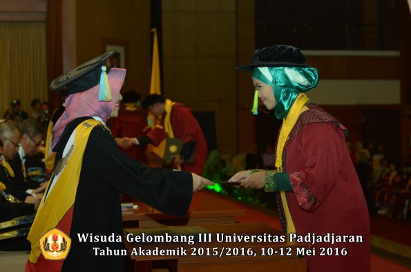 Wisuda Unpad Gel III TA 2015_2016  Fakultas Farmasi oleh Dekan  060
