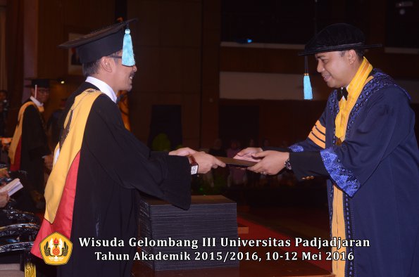 Wisuda Unpad Gel III TA 2015_2016  Fakultas Ilmu Budaya oleh Dekan  002