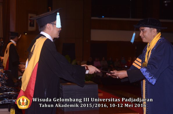 Wisuda Unpad Gel III TA 2015_2016  Fakultas Ilmu Budaya oleh Dekan  004