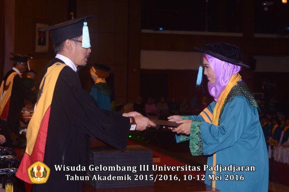 Wisuda Unpad Gel III TA 2015_2016  Fakultas Ilmu Budaya oleh Dekan  013