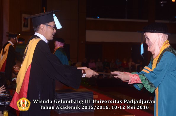 Wisuda Unpad Gel III TA 2015_2016  Fakultas Ilmu Budaya oleh Dekan  015