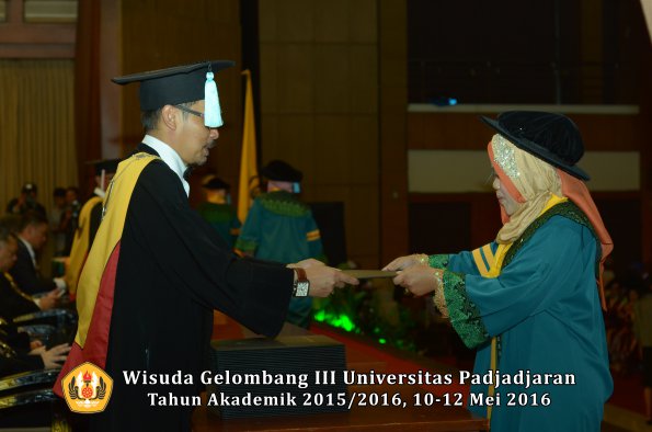 Wisuda Unpad Gel III TA 2015_2016  Fakultas Ilmu Budaya oleh Dekan  017