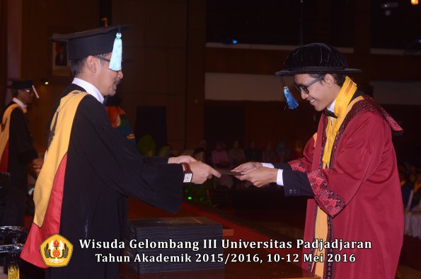 Wisuda Unpad Gel III TA 2015_2016  Fakultas Ilmu Budaya oleh Dekan  018