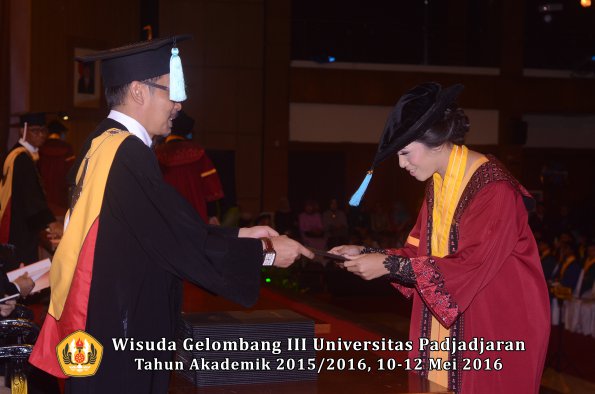 Wisuda Unpad Gel III TA 2015_2016  Fakultas Ilmu Budaya oleh Dekan  020