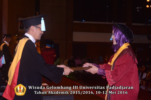 Wisuda Unpad Gel III TA 2015_2016  Fakultas Ilmu Budaya oleh Dekan  143