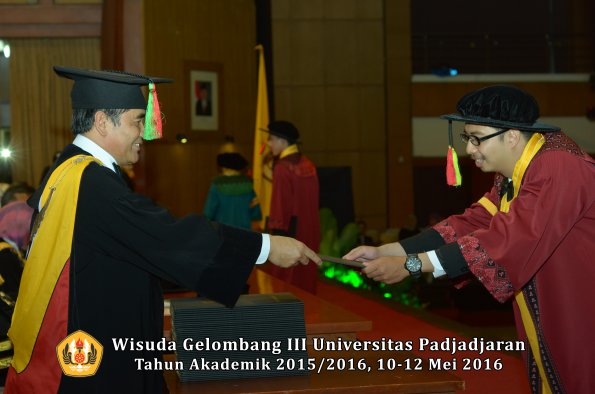 Wisuda Unpad Gel III TA 2015_2016 Fakultas Mipa oleh Dekan  011