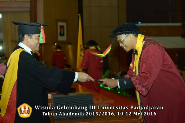 Wisuda Unpad Gel III TA 2015_2016 Fakultas Mipa oleh Dekan  012