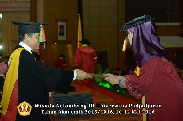 Wisuda Unpad Gel III TA 2015_2016 Fakultas Mipa oleh Dekan  013