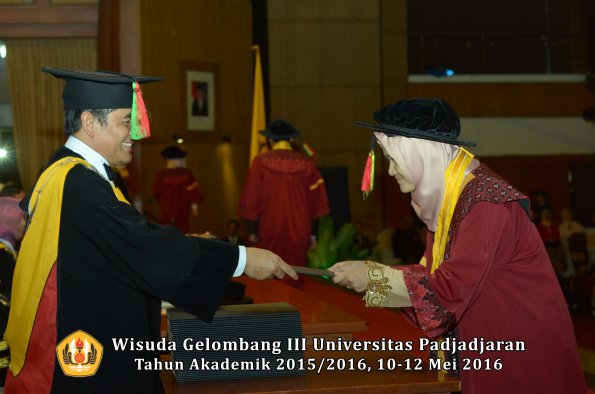 Wisuda Unpad Gel III TA 2015_2016 Fakultas Mipa oleh Dekan  016