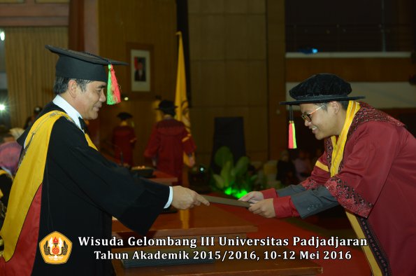 Wisuda Unpad Gel III TA 2015_2016 Fakultas Mipa oleh Dekan  044