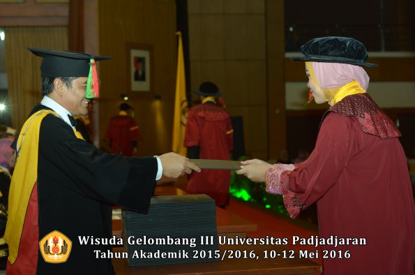 Wisuda Unpad Gel III TA 2015_2016 Fakultas Mipa oleh Dekan  053