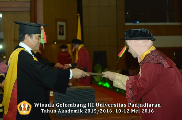 Wisuda Unpad Gel III TA 2015_2016 Fakultas Mipa oleh Dekan  055