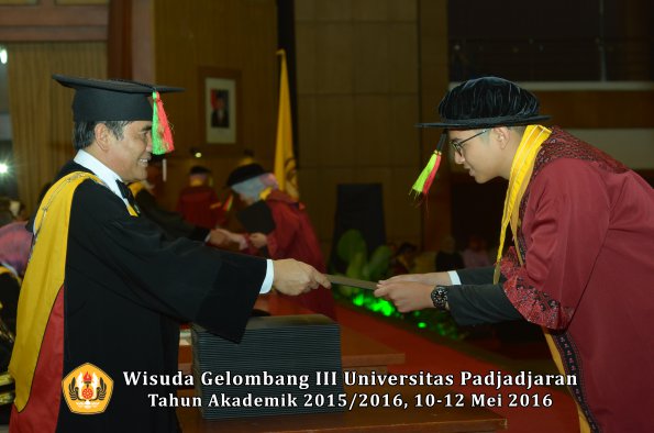 Wisuda Unpad Gel III TA 2015_2016 Fakultas Mipa oleh Dekan  057