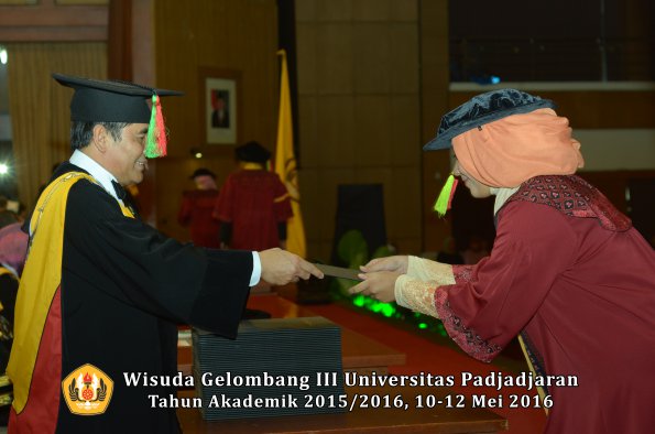 Wisuda Unpad Gel III TA 2015_2016 Fakultas Mipa oleh Dekan  058