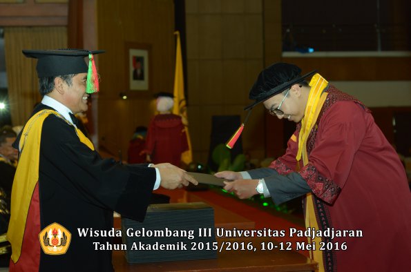 Wisuda Unpad Gel III TA 2015_2016 Fakultas Mipa oleh Dekan  061