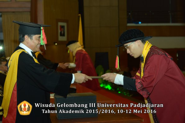 Wisuda Unpad Gel III TA 2015_2016 Fakultas Mipa oleh Dekan  063