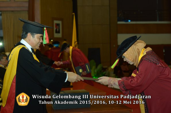 Wisuda Unpad Gel III TA 2015_2016 Fakultas Mipa oleh Dekan  072