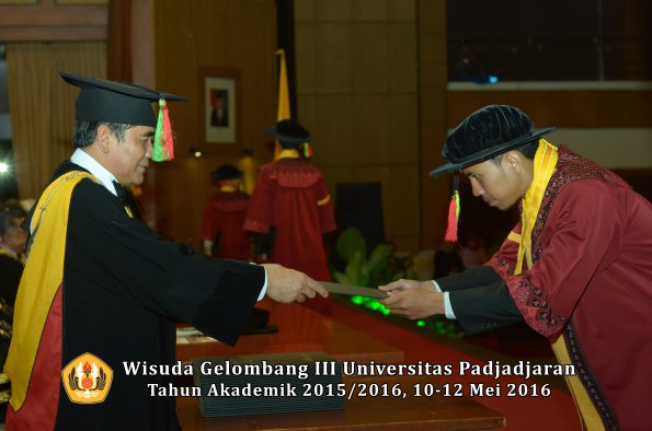 Wisuda Unpad Gel III TA 2015_2016 Fakultas Mipa oleh Dekan  077