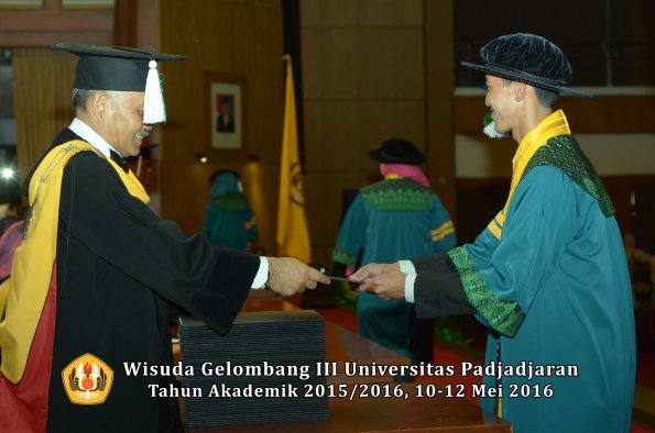 Wisuda Unpad Gel III TA 2015_2016 Fakultas Pertanian oleh Dekan  003