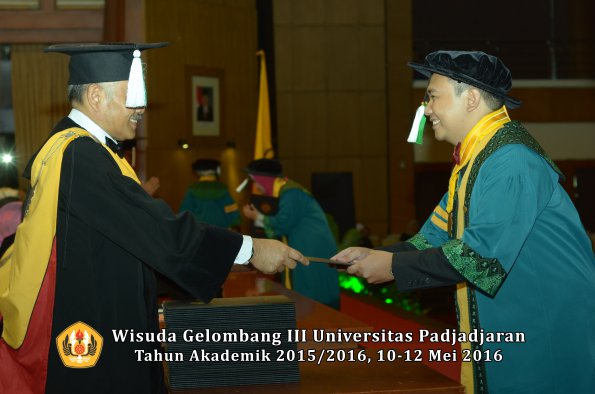 Wisuda Unpad Gel III TA 2015_2016 Fakultas Pertanian oleh Dekan  009
