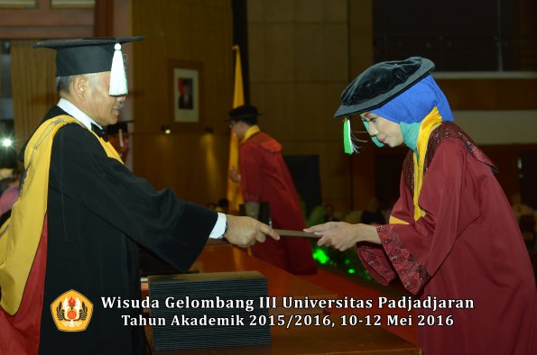 Wisuda Unpad Gel III TA 2015_2016 Fakultas Pertanian oleh Dekan  012
