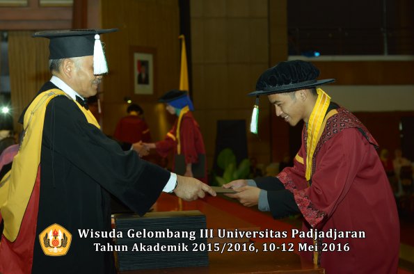 Wisuda Unpad Gel III TA 2015_2016 Fakultas Pertanian oleh Dekan  013