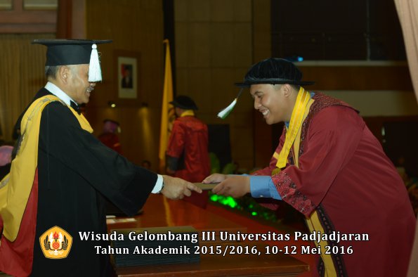 Wisuda Unpad Gel III TA 2015_2016 Fakultas Pertanian oleh Dekan  026