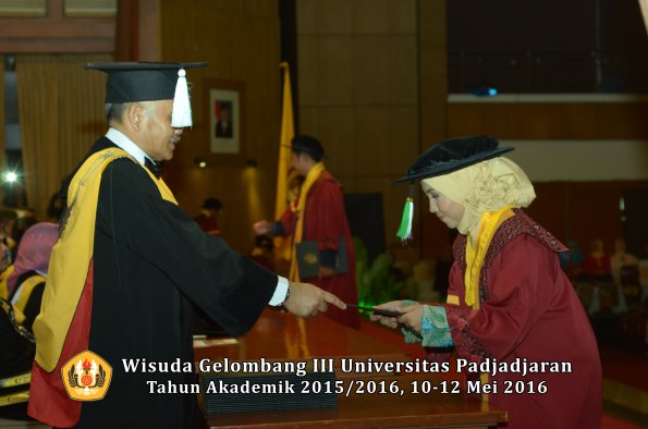 Wisuda Unpad Gel III TA 2015_2016 Fakultas Pertanian oleh Dekan  032